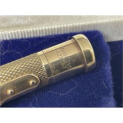 9ct gold Yard O Led propelling pencil, patent No. 422767, engine turned decoration and  engraved with initials H.W.W.F, Birmingham 1973, in Mappin & Webb case