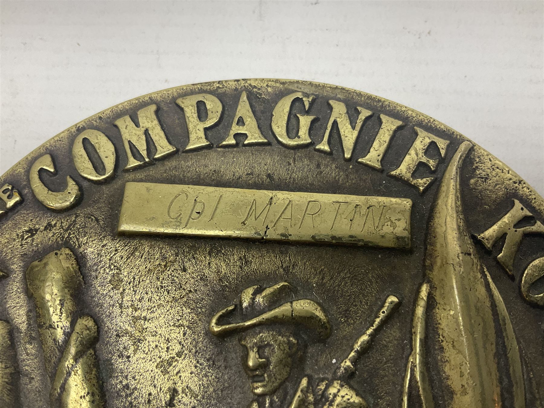 Mid-20th century French Foreign Legion heavy cast brass circular presentation plaque for the 3rd REI 2eme Compagnie Kourou, inscribed to Cpl. Martin (Indochine 1940s/50s) D11.5cm
