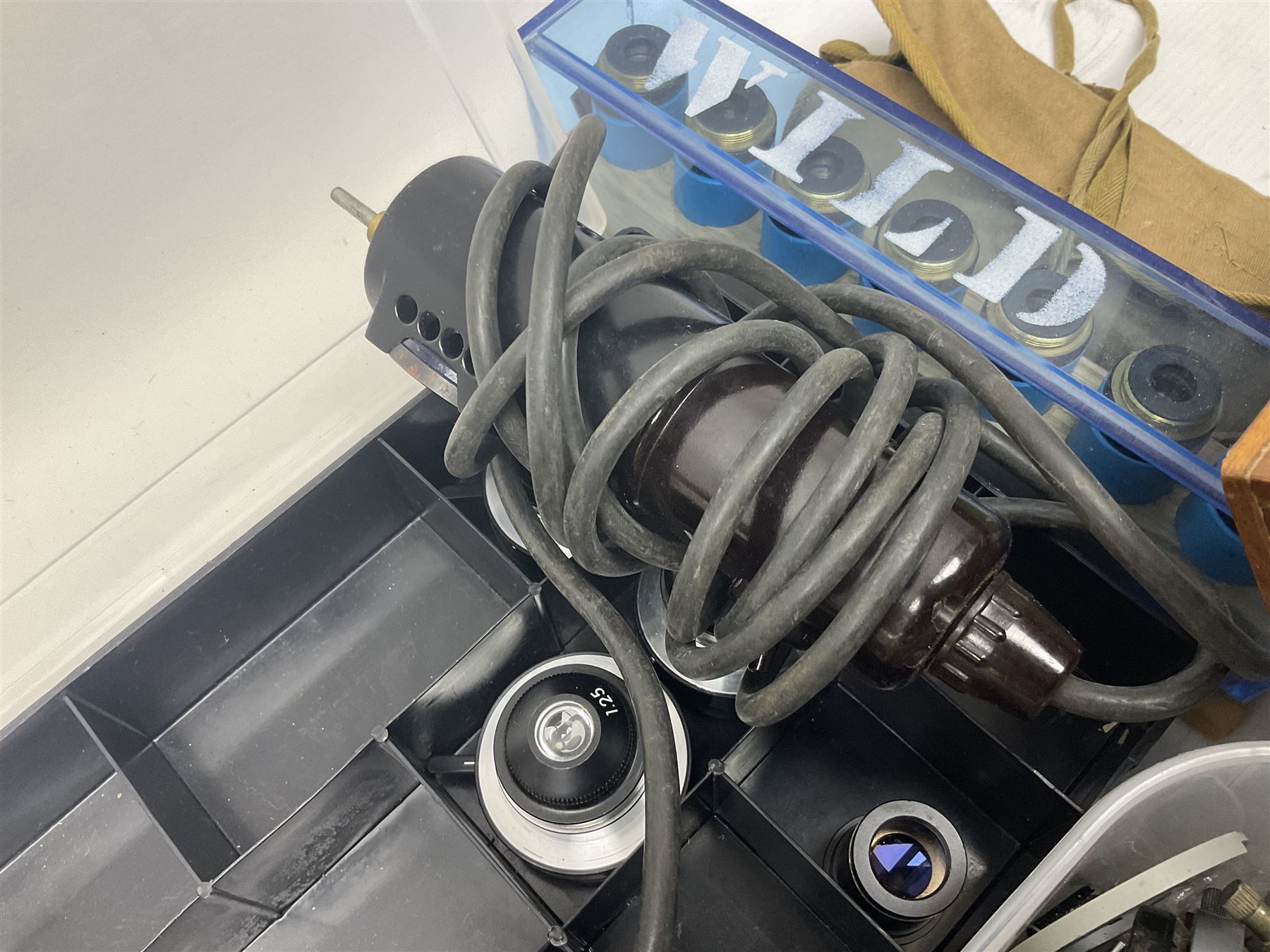 Large collection of microscope lenses, for various microscopes 