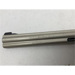 Smith and Wesson Model 686-8 .177 air pistol with satin finish, serial no.S0042397 with circular 10-shot magazine L37.5cm  NB: AGE RESTRICTIONS APPLY TO THE PURCHASE OF AIR WEAPONS.
