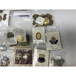 American patches and badges, including para wings, USS Constellation, Strategic Air Command, U.S. military academy, health service regt, Navy Seals, Air Defence Command, Seventh Fleet, various collar badges etc