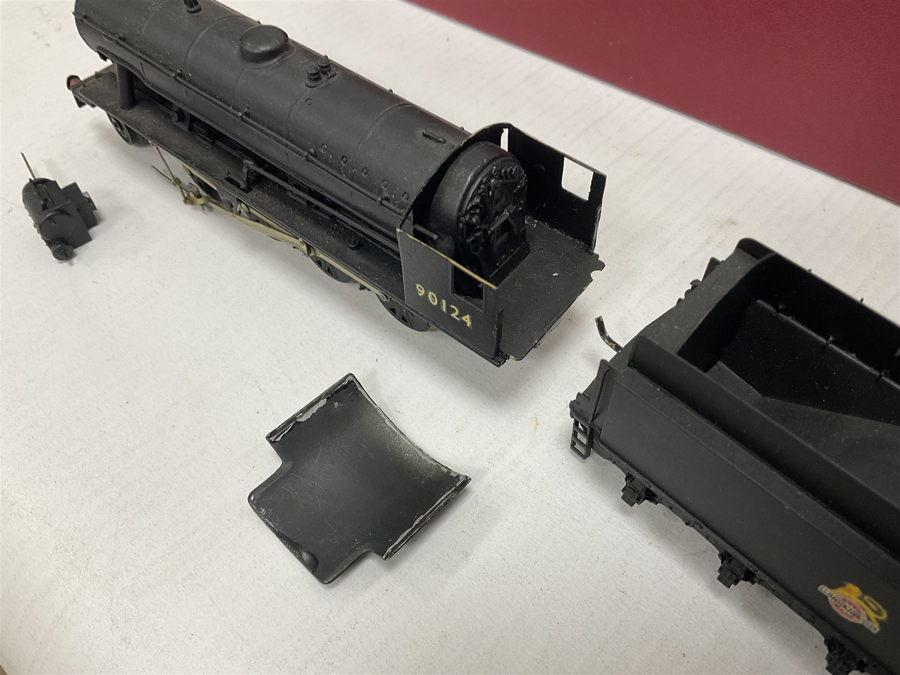 DJH Models - two ‘00’ gauge kit built model railway locomotives and tenders comprising K37 Highland Railway/LMS Castle 4-6-0 no.14685 in LMS crimson and K38 BR/WD 2-8-0 no.90124 in BR black; in original boxes 