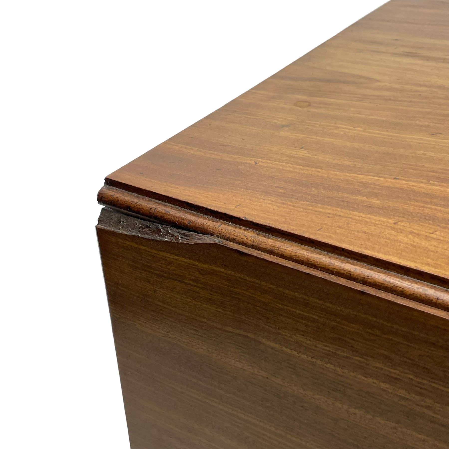 George III mahogany sofa table, rectangular drop-leaf top with reed moulded edge and rounded corners, fitted with two frieze drawers and two opposing false drawers, quadruple collar turned pillar supports on turned and block platforms, splayed and moulded supports with brass cups and castors 