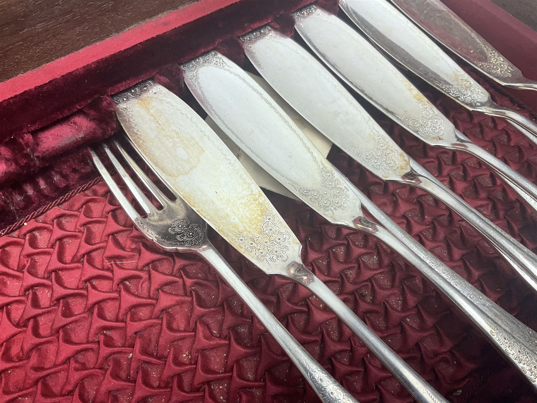 Canteen of cutlery by George Davis, Halifax, with silver ferrules 