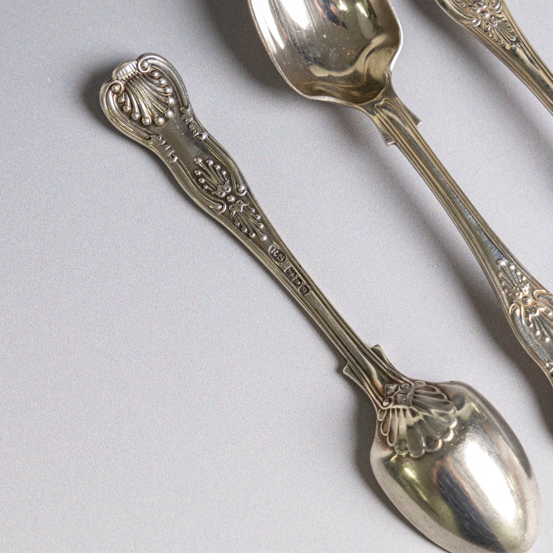 Twenty-one silver teaspoons, comprising set of six 1920s coffee spoons, set of three Kings pattern teaspoons, etc, all hallmarked