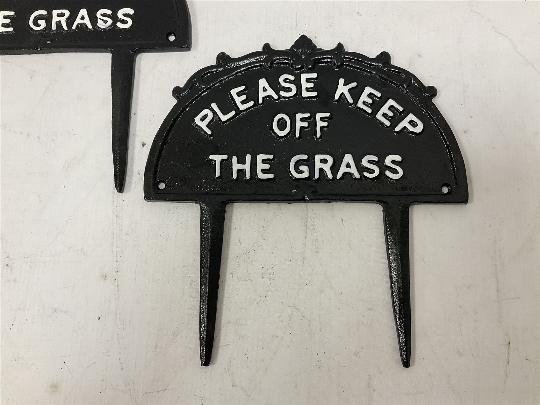Three Please Keep Off the Grass cast iron sign, without spike H14cm 