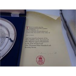 Modern limited edition silver plate, commemorating the Silver Jubilee of Her Majesty Queen Elizabeth II, designed by Pietro Annigoni, the circular plate engraved with the Queen in profile, no. 1108/2000, hallmarked Roberts & Dore, London 1977, with certificate of authenticity and contained within silk and velvet lined box, plate D22.6cm
