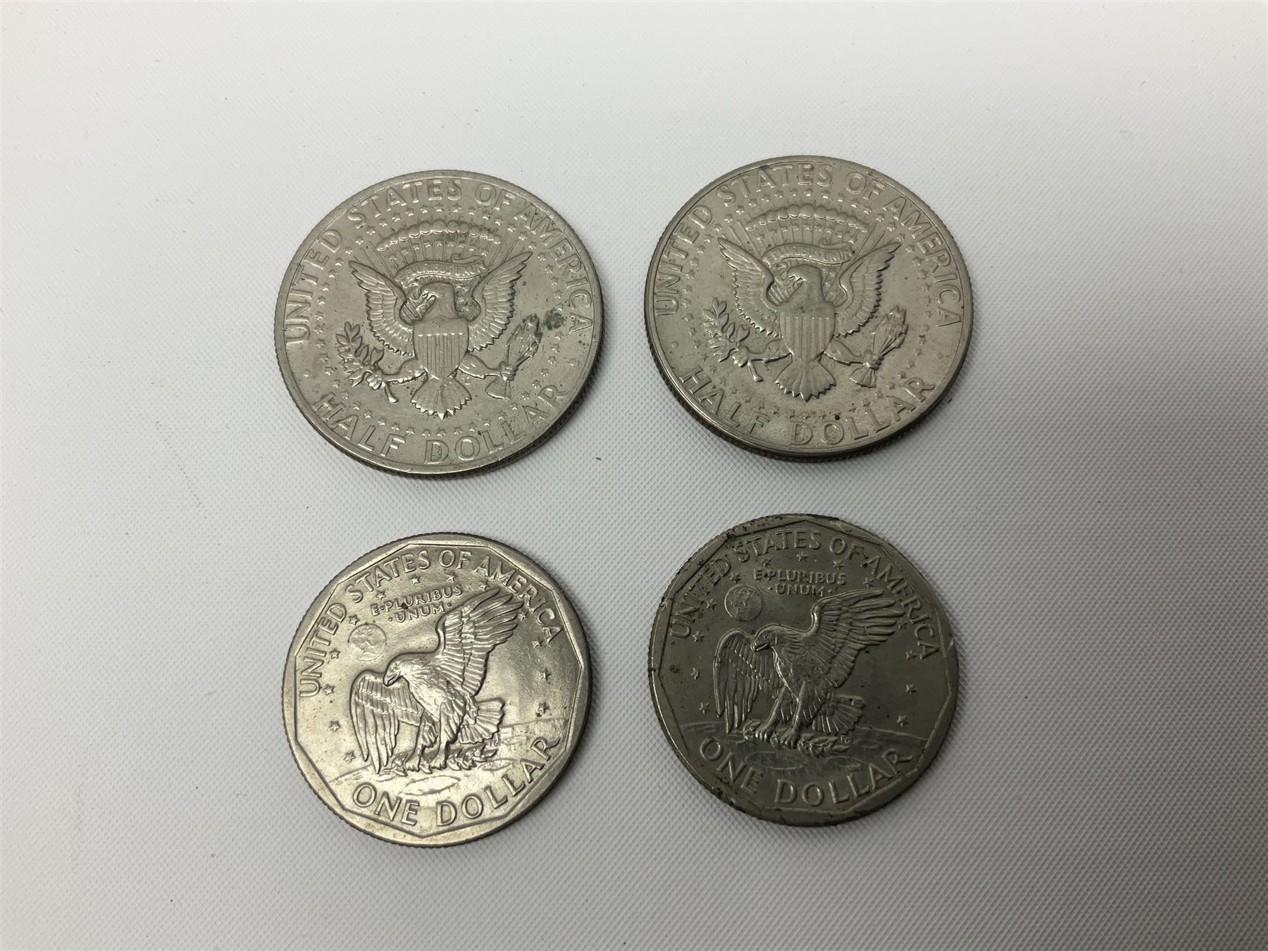 United States of America coinage, including 1876S half dollar (holed), various quarter dollars, 1986 one ounce fine silver dollar, 1988 uncirculated coin set etc