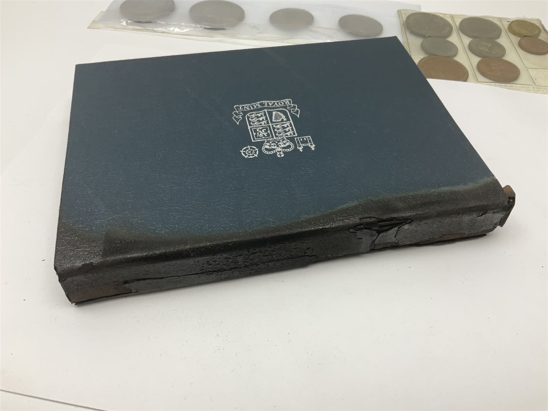 Great British and World coins, including halfcrowns, shillings, other pre-decimal coinage, The Royal Mint Great Britain and Northern Ireland 1972 coin set, commemorative crowns, various Irish coins etc