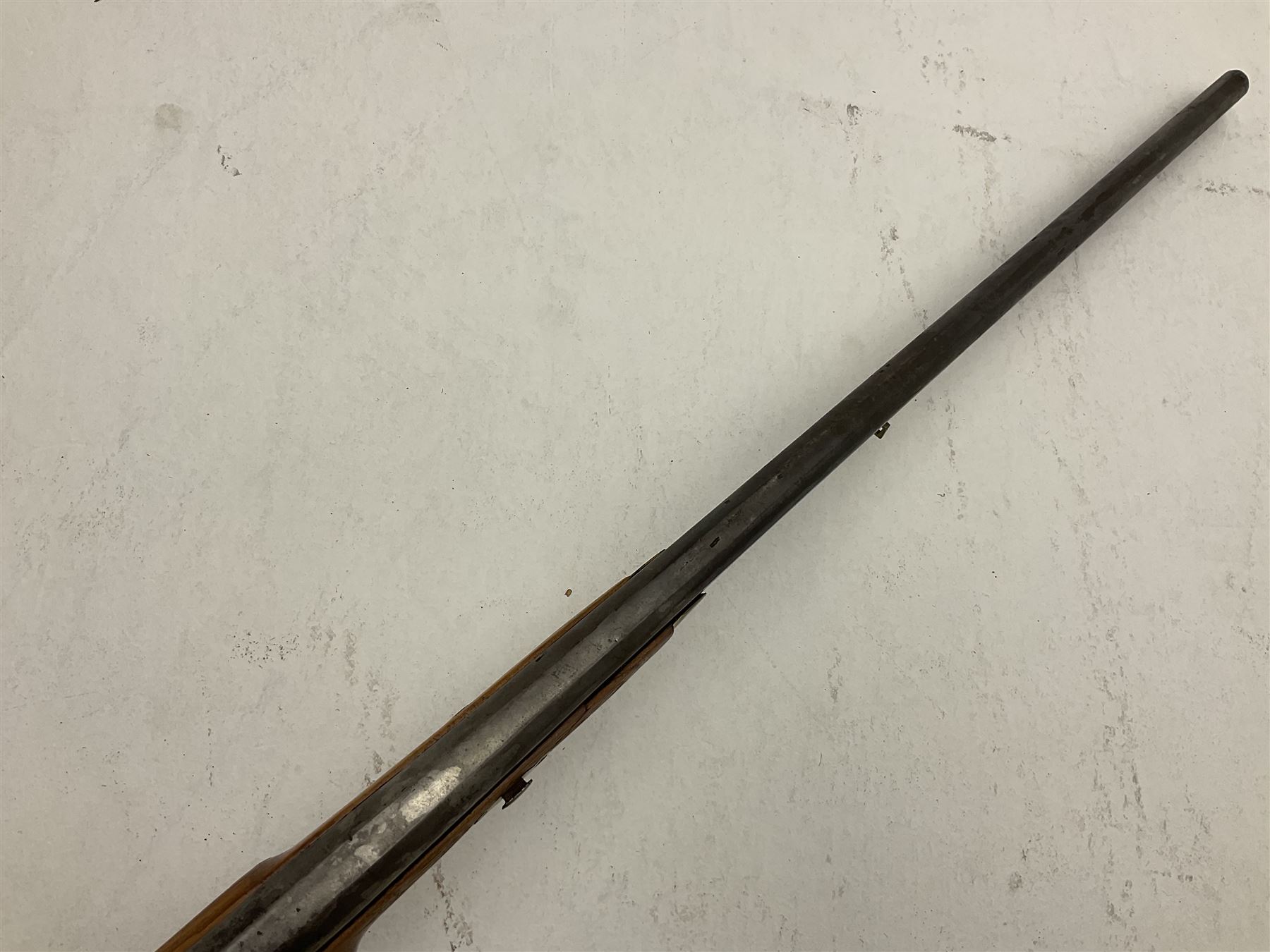 20th century Indian percussion musket, the 81cm octagonal barrel with under rib and ramrod, brass fittings including front and rear swivels, oak half stock with cheek piece and chequered pistol grip stamped 1589 L124.5cm overall