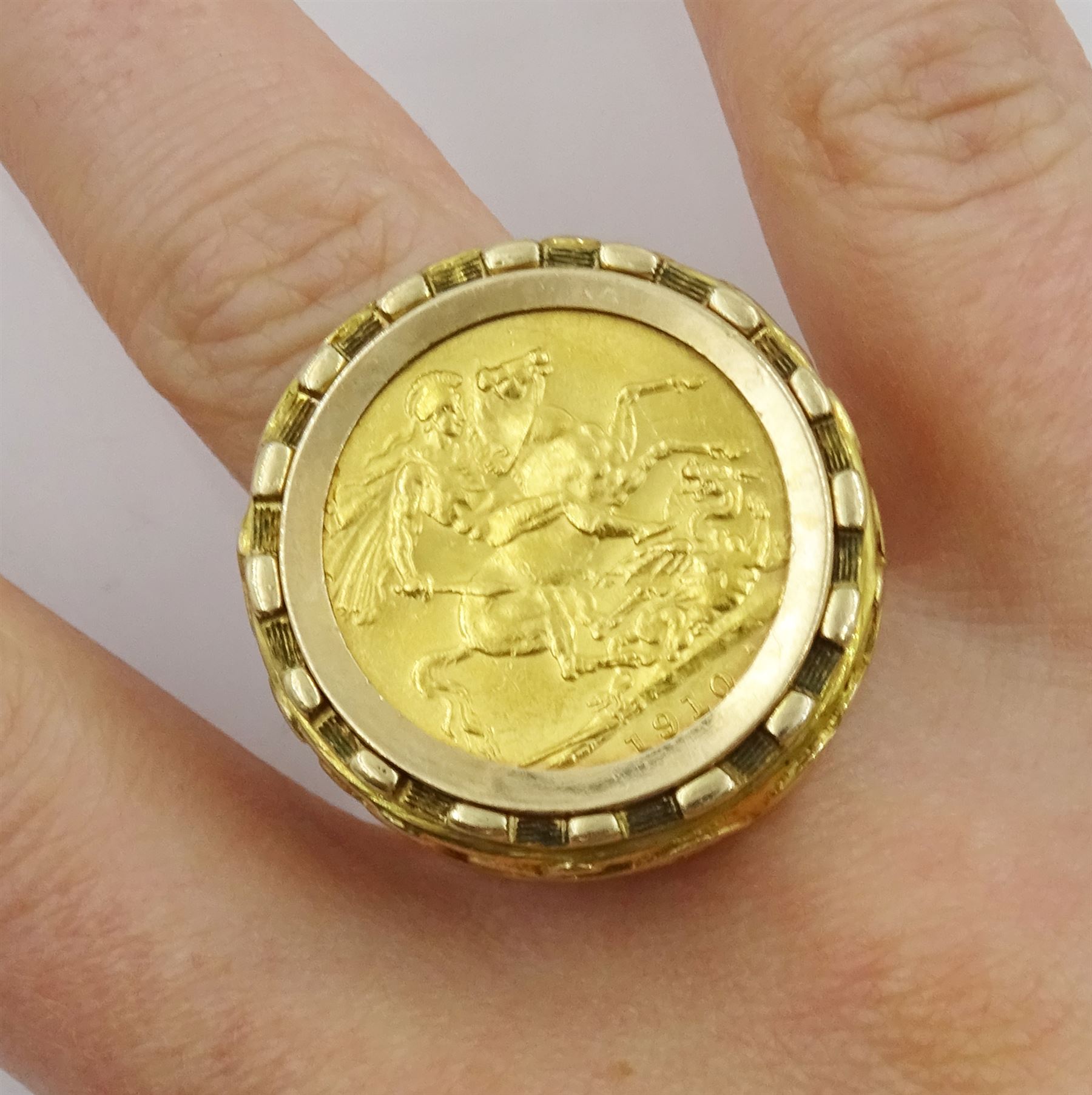King Edward VII 1910 gold full sovereign, loose mounted in 9ct gold ring, hallmarked