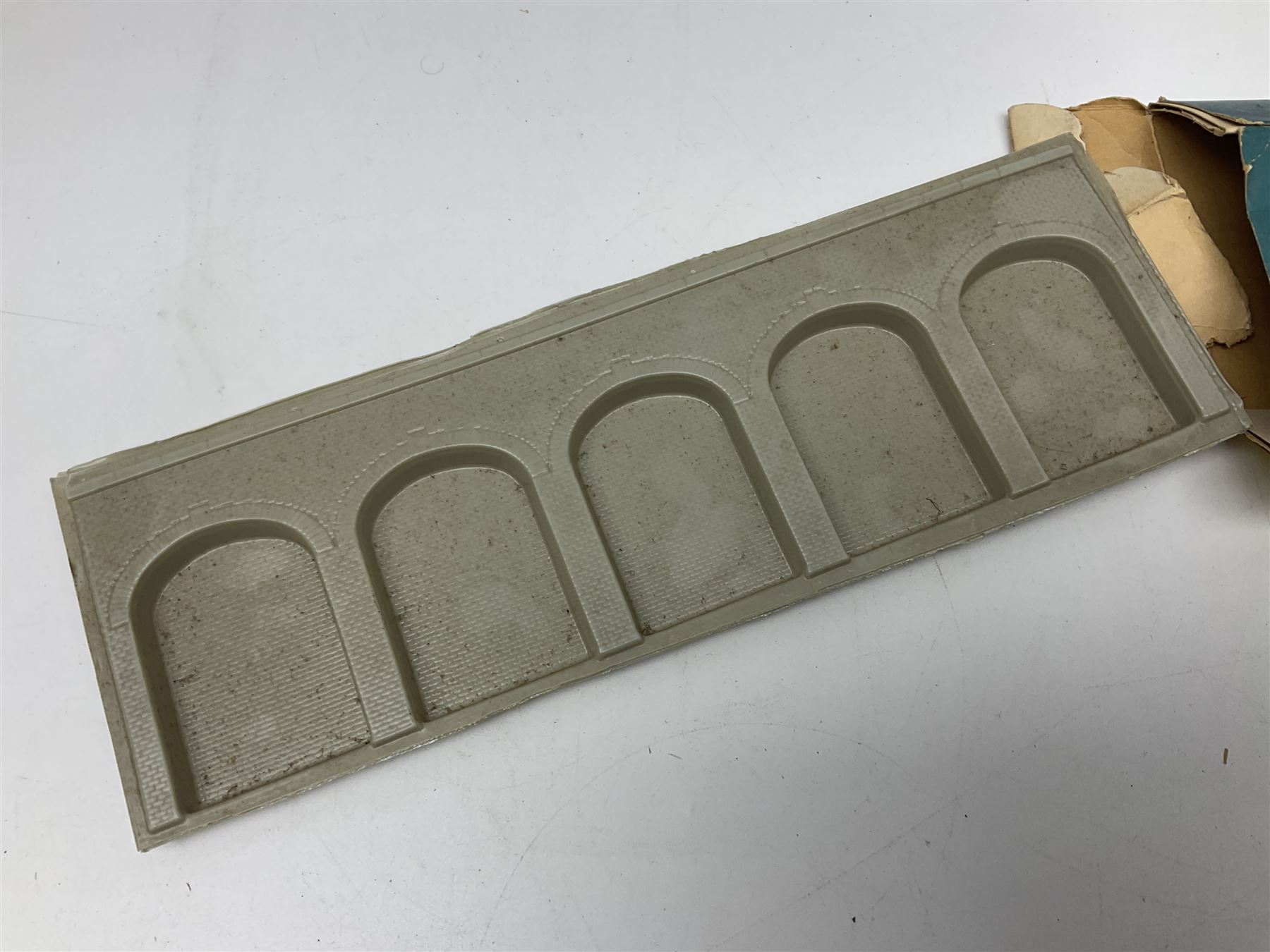 '00' gauge trackside accessories including Metcalfe kits for Platform, Goods Shed and Signal box, Superquick locomotive shed, Airfix kits for locomotive, wagons and buildings etc, Dapol Station Accessories and Turntable, six Parkside Dundas wagon kits, Hornby Footbridge etc; most boxed or packaged