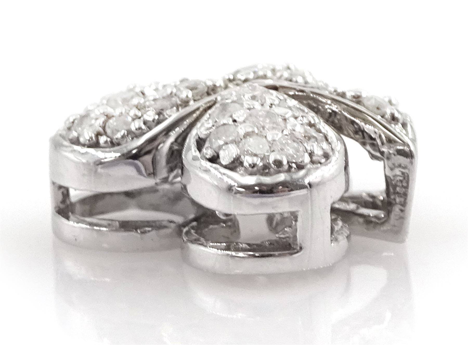 14ct white gold club pendant, pave set with twenty-five diamonds