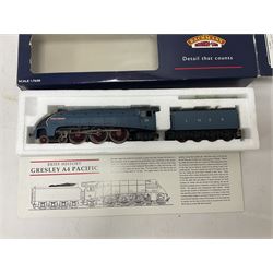 Bachmann ‘00’ gauge - 31551 Gresley Class V2 2-6-2 ‘Green Arrow’ locomotive no.60800 in BR black; 31954 Gresley Class A4 4-6-2 ‘Nigel Gresley’ locomotive no.60007 in BR blue; 31959 Gresley Class A4 Pacific 4-6-2 ‘Miles Beevor’ locomotive no.26 in LNER garter blue; in original boxes (3) 