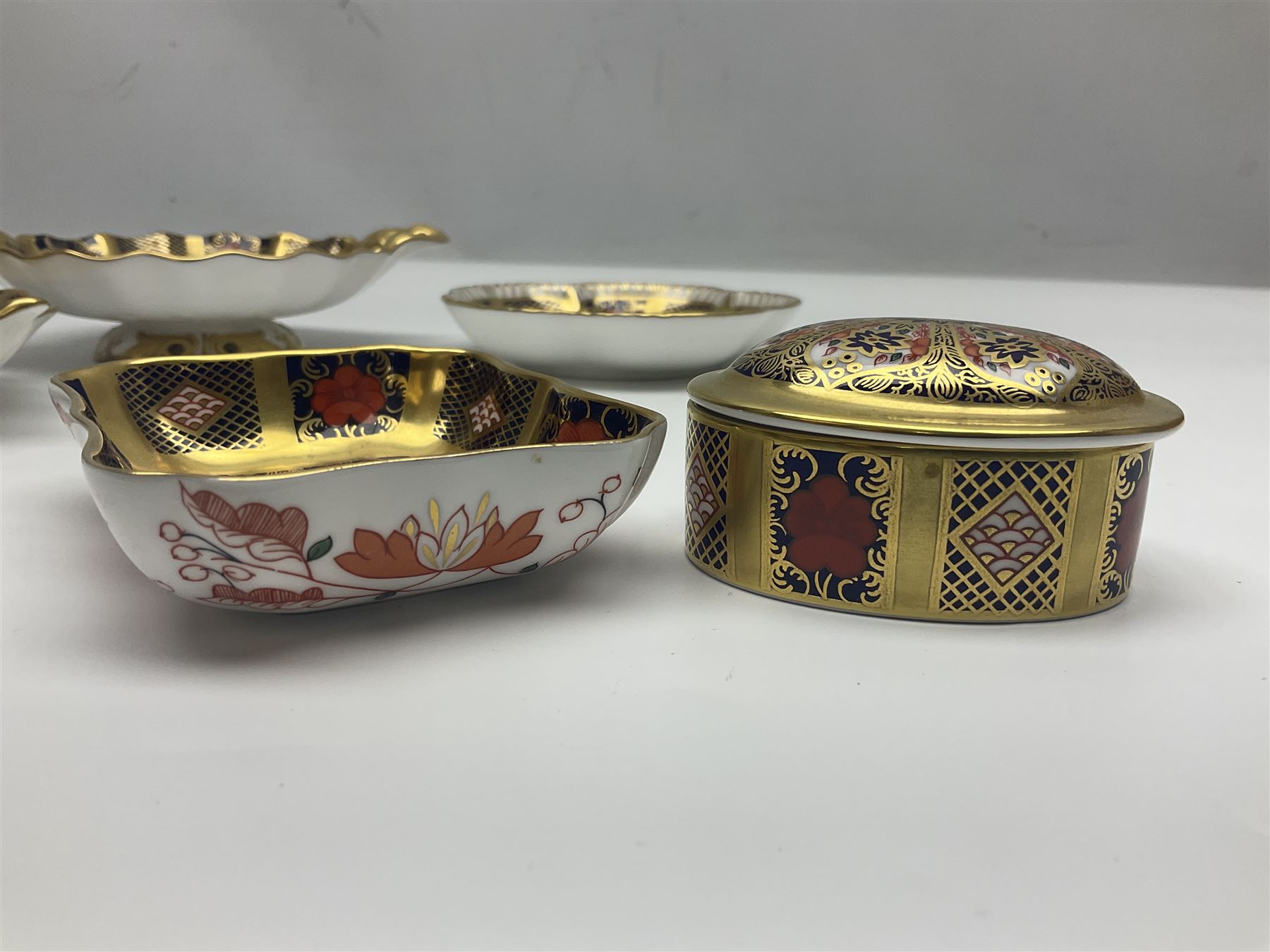 Collection of Royal Crown Derby Old Imari pattern no. 1128, comprising footed trinket dish, covered trinket box and three other trinket dishes 