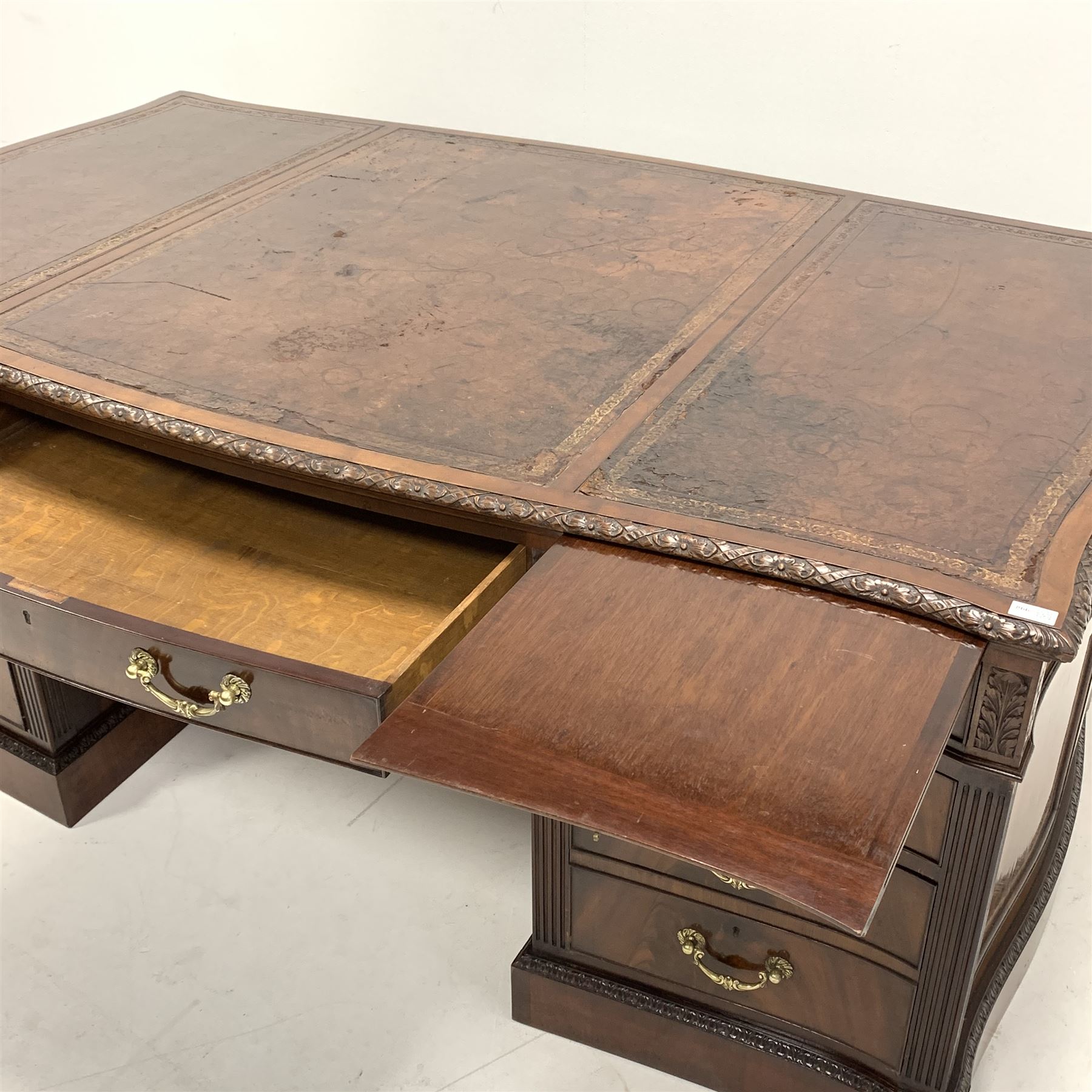 Quality London design serpentine mahogany twin pedestal