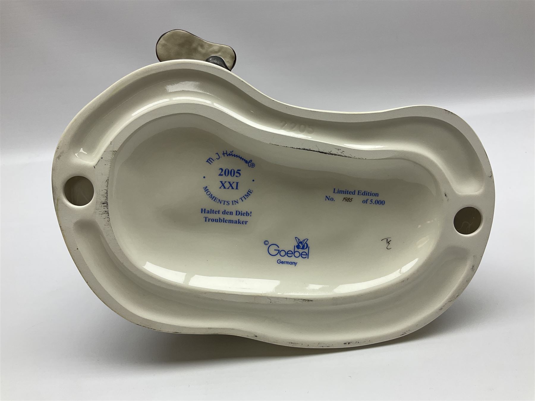 Large Hummel figure group by Goebel, Troublemaker, from the moments in time collection, limited edition 1985/5000, H19cm