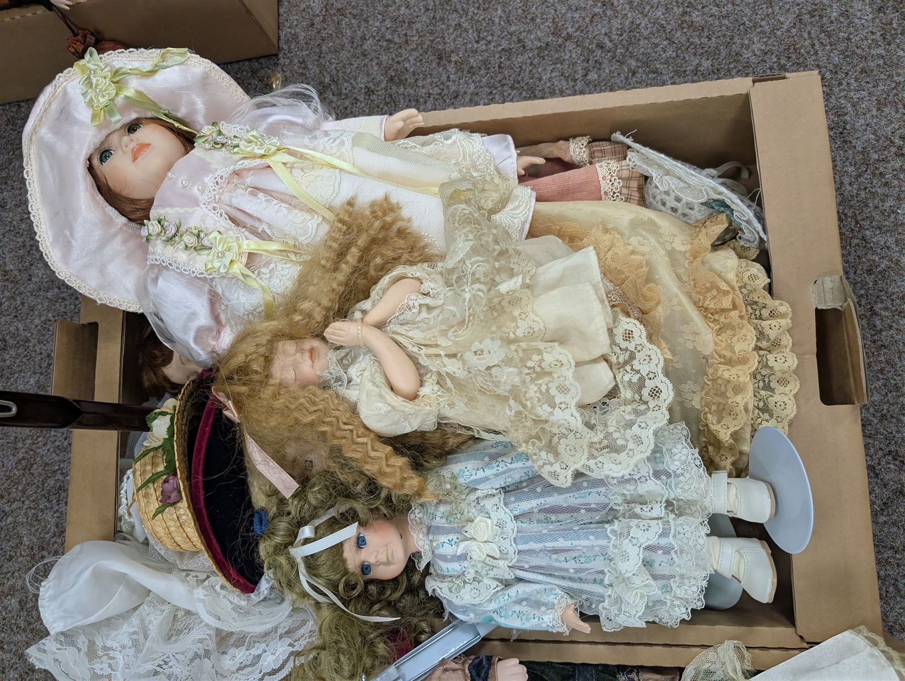 Large collection of porcelain dolls, including Alberon, Knightsbridge and Leonardo collection examples @ Beverley to RTV