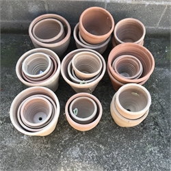 A quantity of approx. twenty seven terracotta pots - various shapes and sizes