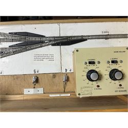 'Z' gauge continental scenic layout with folding legs, various loops of track and sidings with overhead cables, buildings including water tower, tunnels, roads with motor vehicles and figures, trees, haven with boats, backdrop diving wall hiding control units 150 x 50cm