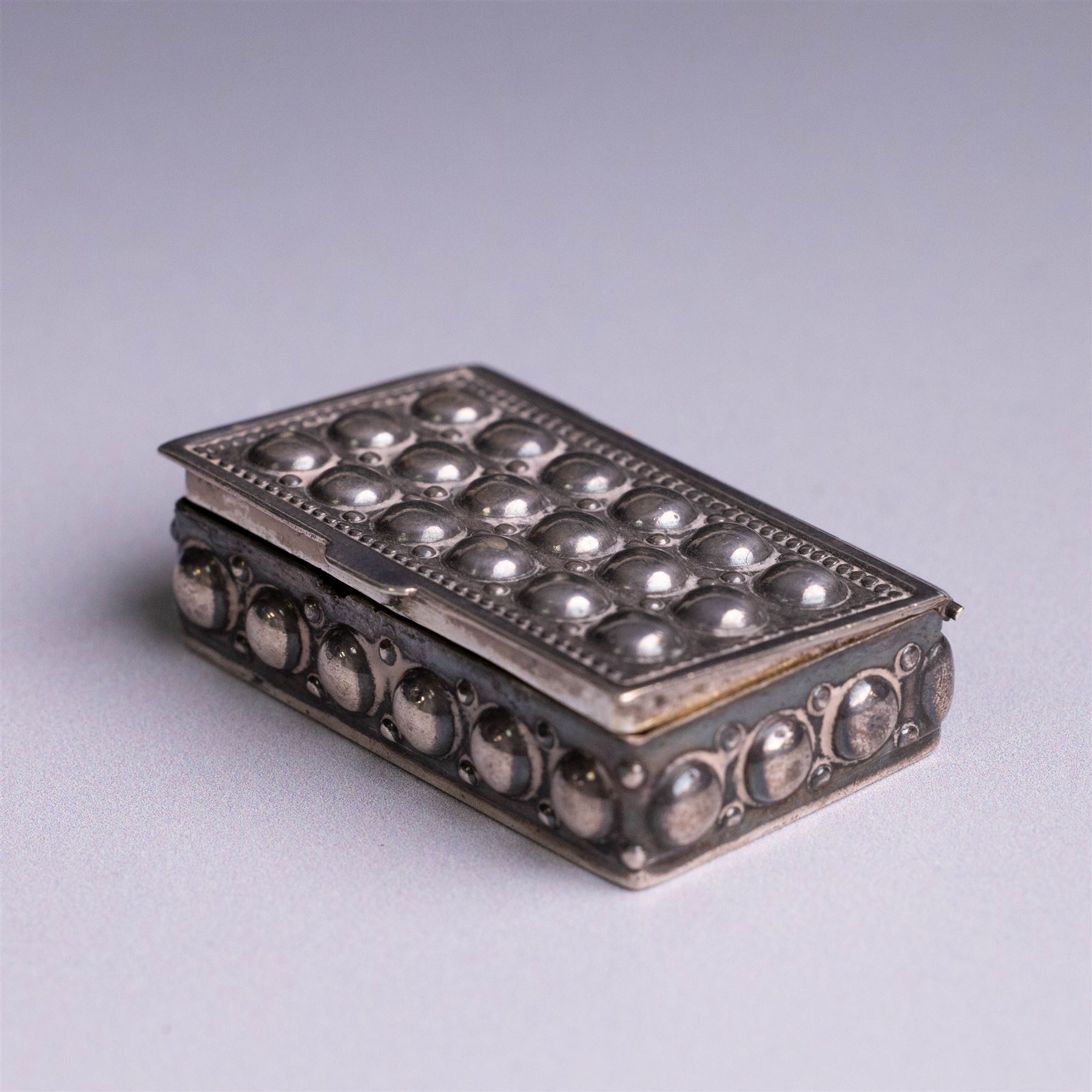 Modern silver snuff box, of rectangular form decorated in relief with bead decoration, with import marks for RR, London 1975, W4cm