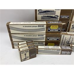 Marklin mini-club 'Z' gauge - quantity of predominantly boxed track including 8505 straights, 8530 curves, 8561 points, 8939 signals, 8591, 8507, 8510, 8564 etc; conductor wire sections with 8911 supports; short lengths, cross-overs, switches and other accessories