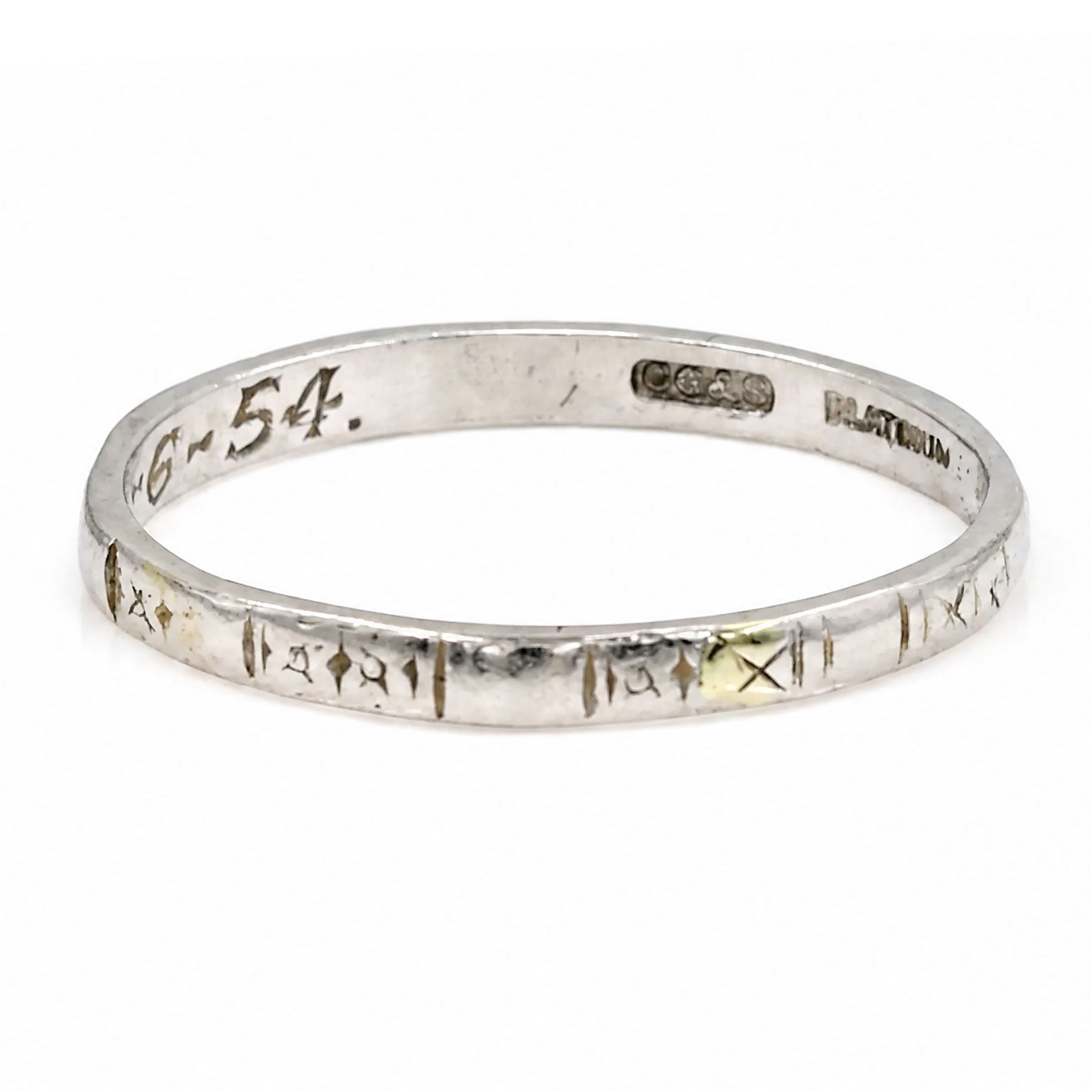 Platinum engraved wedding band, with engraved decoration, stamped