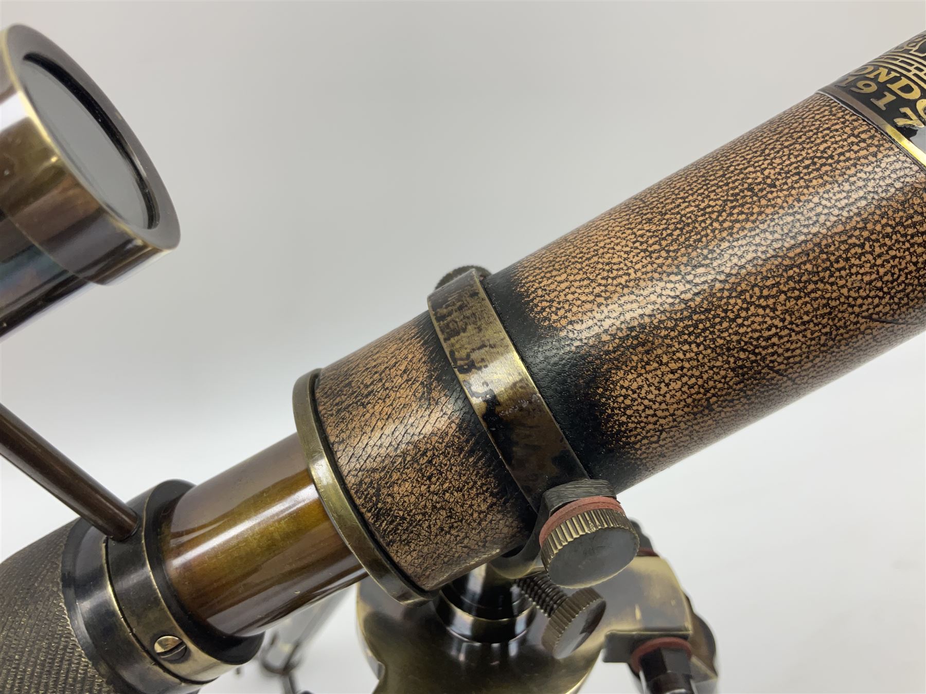 Reproduction brasses telescope on tripod stand with plaque detailed ‘Kelvin & Hughes London 1917’, H33cm