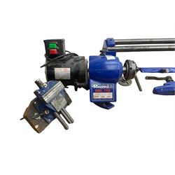 Record wood turning lathe and motor, with a three jaw chuck, tailstock and tool rest, selection of wood turning and woodworking chisels, electric bench grinder with grinding wheel and collet chuck plus a Record bench vice.