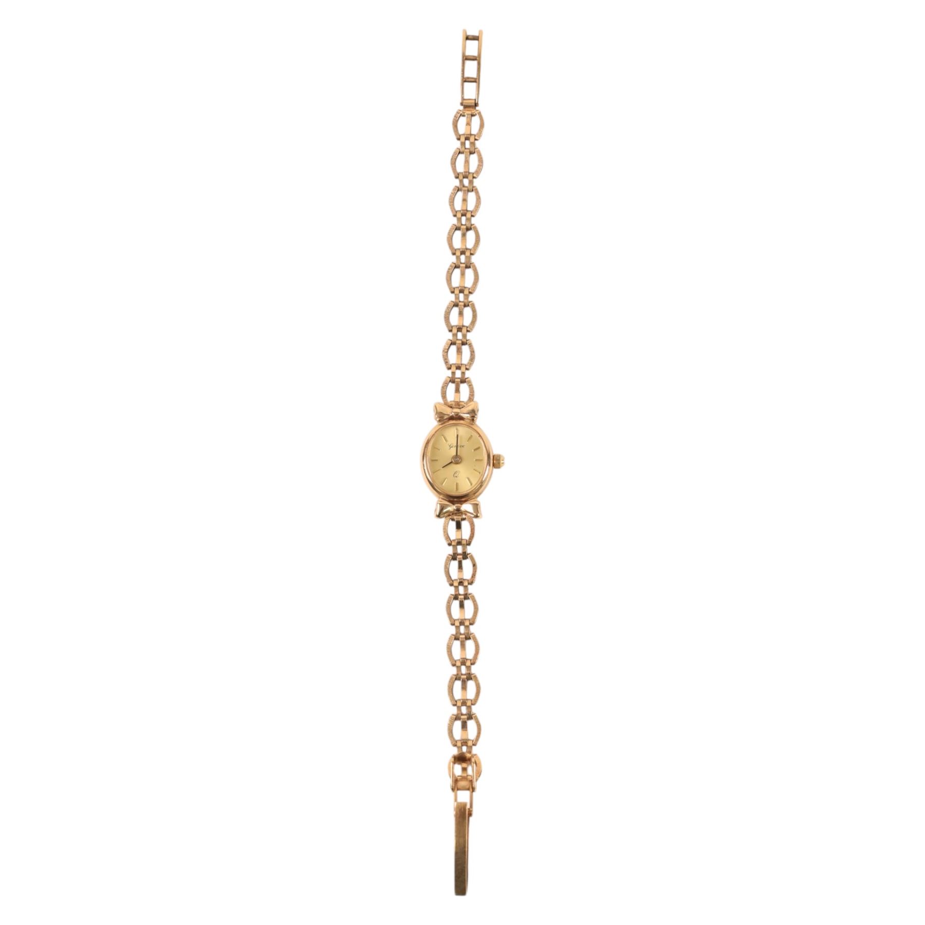 Genève ladies 9ct gold quartz wristwatch, on integral 9ct gold bracelet, London 1990