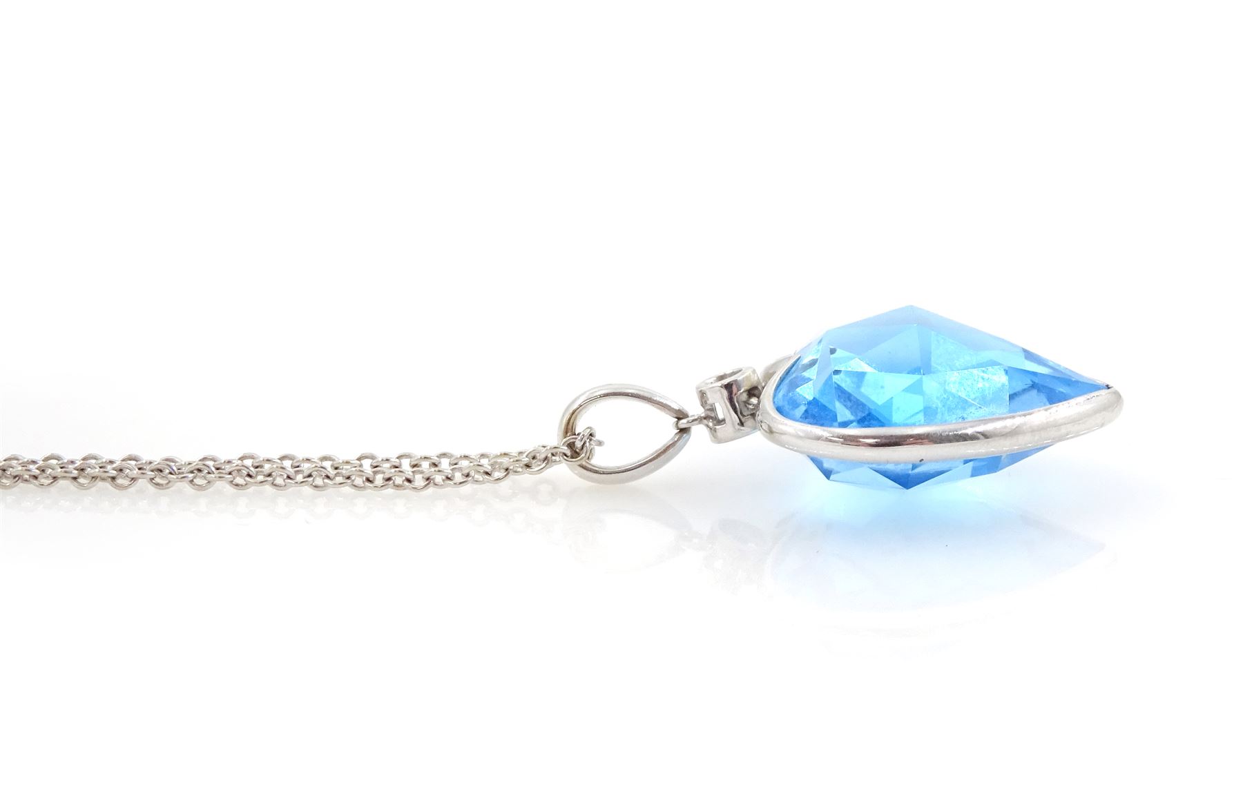 18ct white gold single stone heart cut Swiss blue topaz pendant necklace, stamped 750, topaz approx 25.00 carat