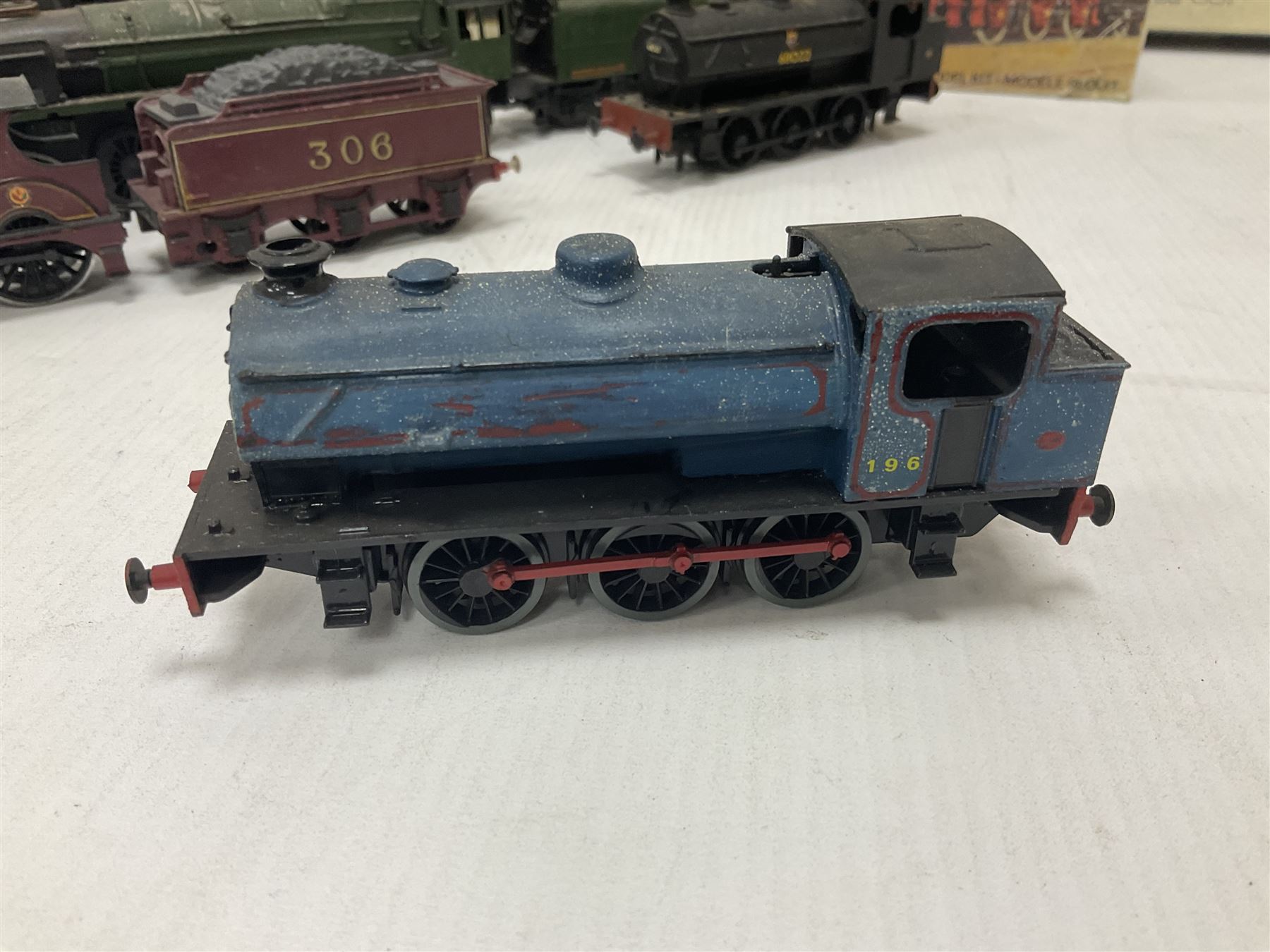 ‘00’ gauge - Airfix locomotive model kits comprising series 4 City of Truro kit and empty series 4 box, series 4 Mogul, two series 4 Harrow kits, all boxed; together with Rosebud Kitmaster Stirling kit and quantity of loose plastic locomotives and tenders from Airfix, Kitmaster, Ratio etc 