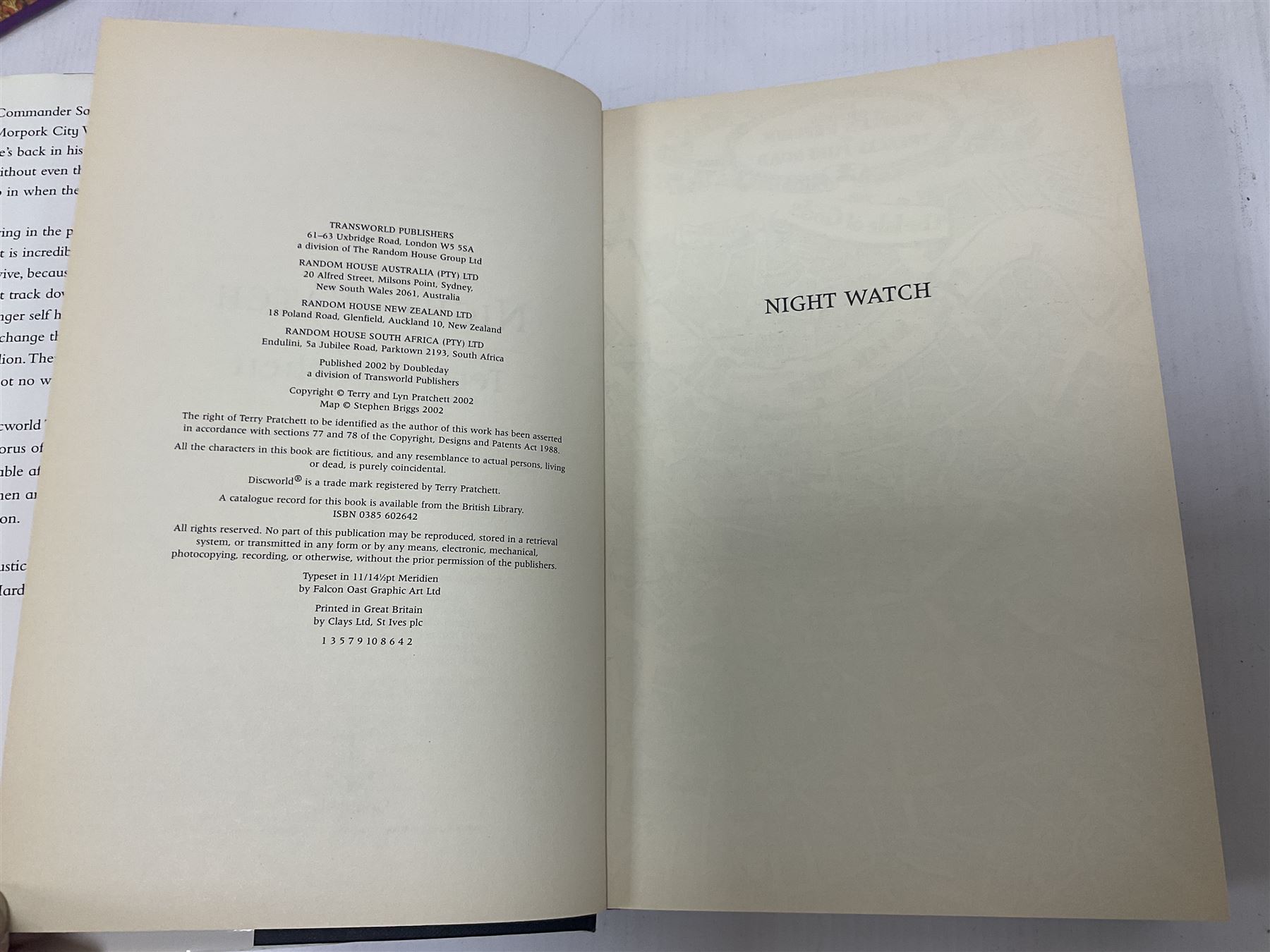 Collection of books by Terry Pratchett, of mostly Discworld interest, to include hardback edition of Going Postal, and further books such as Men at Arms, Sourcery, Small Gods etc 
