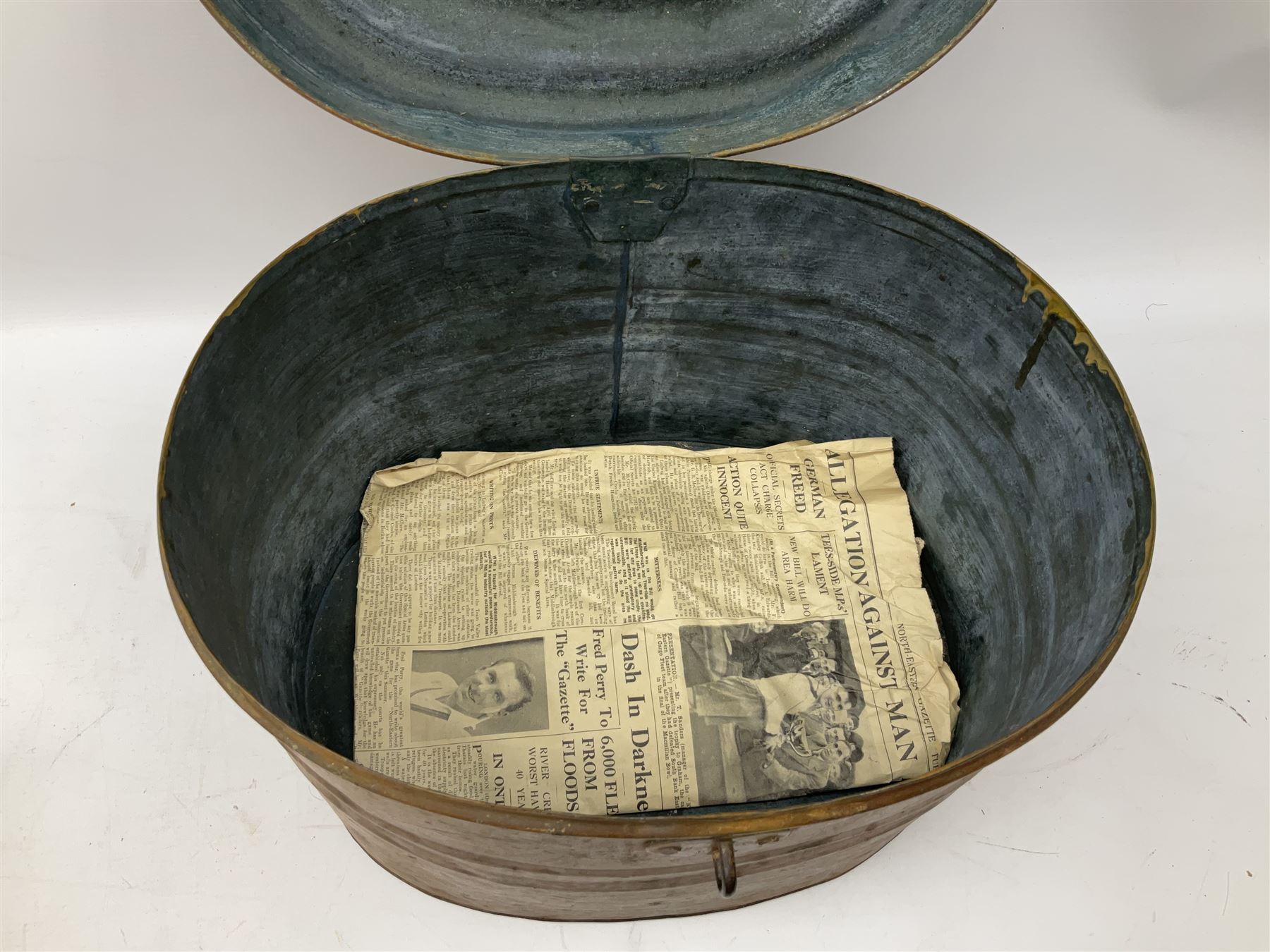 Victorian metal hat box, oval form, with a scumble wood-grained finish exterior and sky interior, H28cm