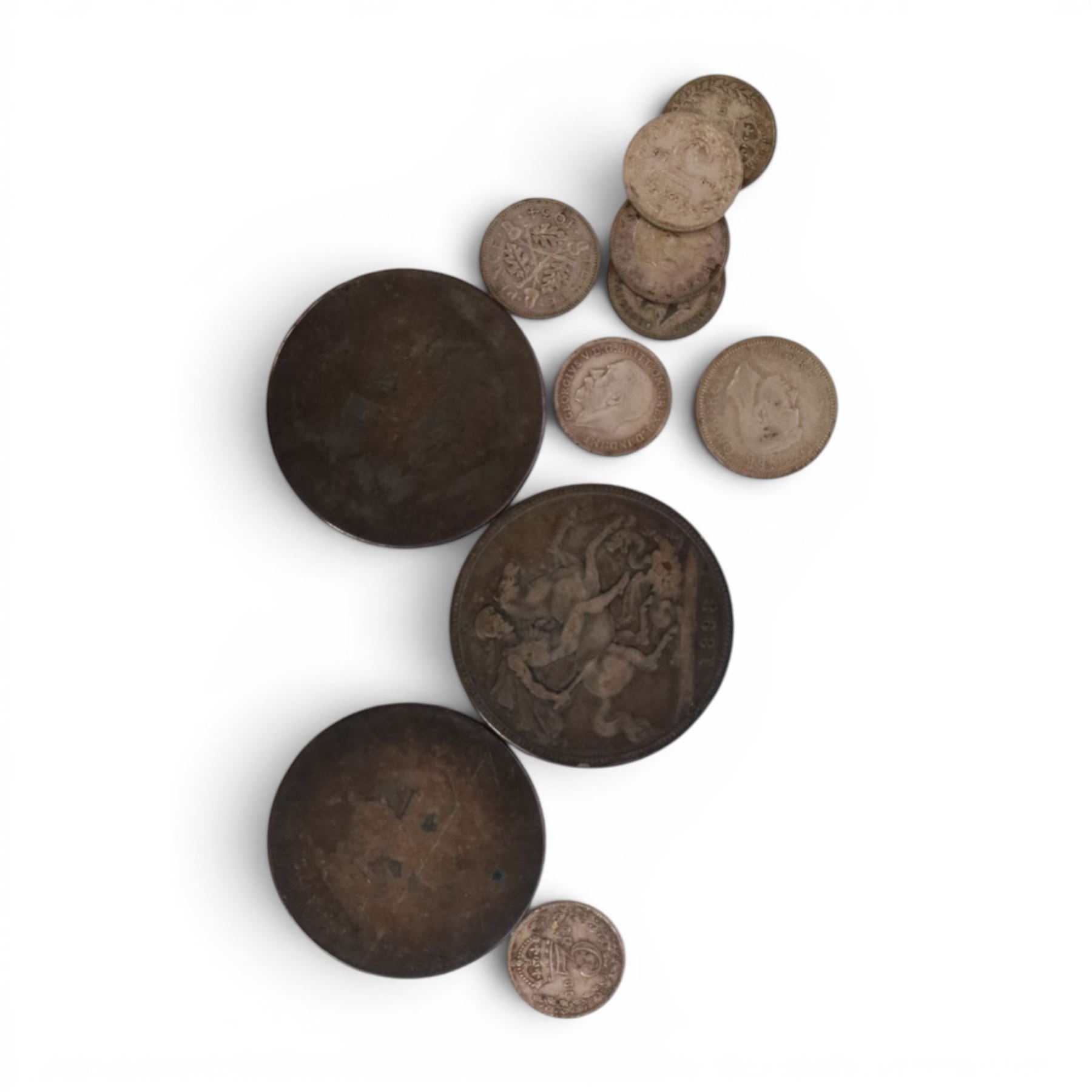 Approximately 89 grams of Great British pre-1920 and approximately 18 grams of Great British pre-1947 silver coins, together with various further Great British and world coins, and three ten shilling notes