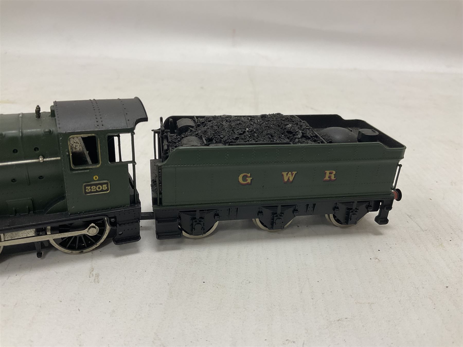 Mainline Railways ‘00’ gauge - Class J72 0-6-0T no.581 in LNER green; Class 43XX 2-6-0 no.2358 in GWR black; Class 2251 0-6-0 locomotive and tender no.3205 in GWR green; Class N2 0-6-2T no.4744 in LNER black; Class 56XX 0-6-2T locomotive; one plain 0-6-0 Tank locomotive (6) 