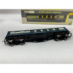 Wrenn '00' gauge - three Pullman passenger coaches 'Vera', 'Audrey' and 'Car No.86'; all boxed; and two 'Brighton Belle' 1st Class coaches Nos.S280S and S284S; both unboxed (5)