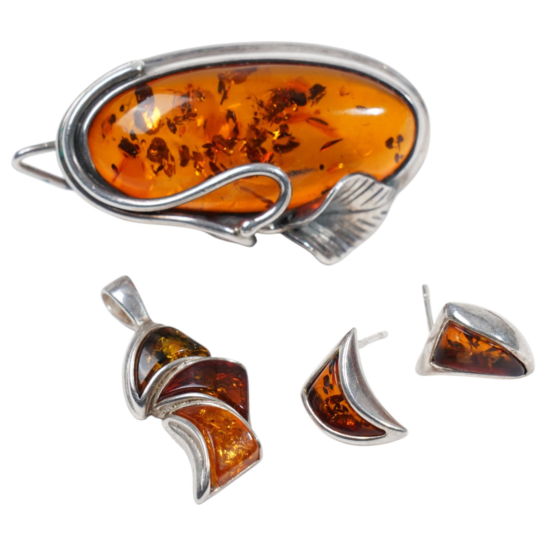 Two silver serviette rings, possibly by Warriss & Co, Sheffield 1982 and silver stone set jewellery including an amber set brooch/ pendant and pair of earrings, malachite brooch etc 