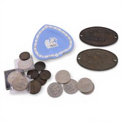 Approximately 20 grams of Great British pre-1920 and approximately 16 grams of pre-1947 silver coins, two ancient coins, possibly Constantine the Great, further coins, Wedgwood dish, Aynsley clock, two locomotive plates, etc