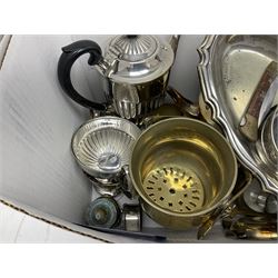 Assorted silverplate and other metalware including vesta, cutlery, cruet set etc. 