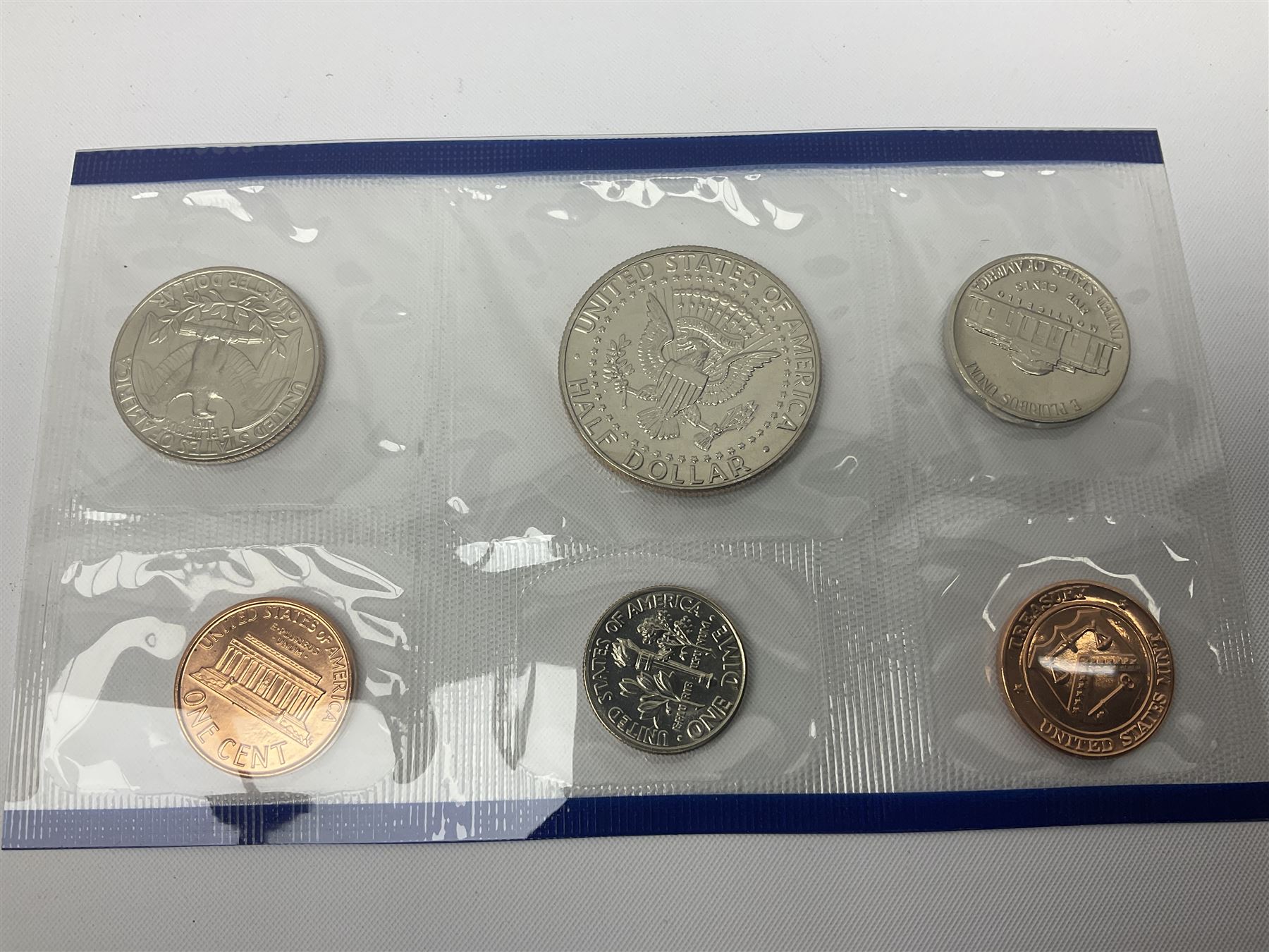 United States of America coinage, including 1876S half dollar (holed), various quarter dollars, 1986 one ounce fine silver dollar, 1988 uncirculated coin set etc