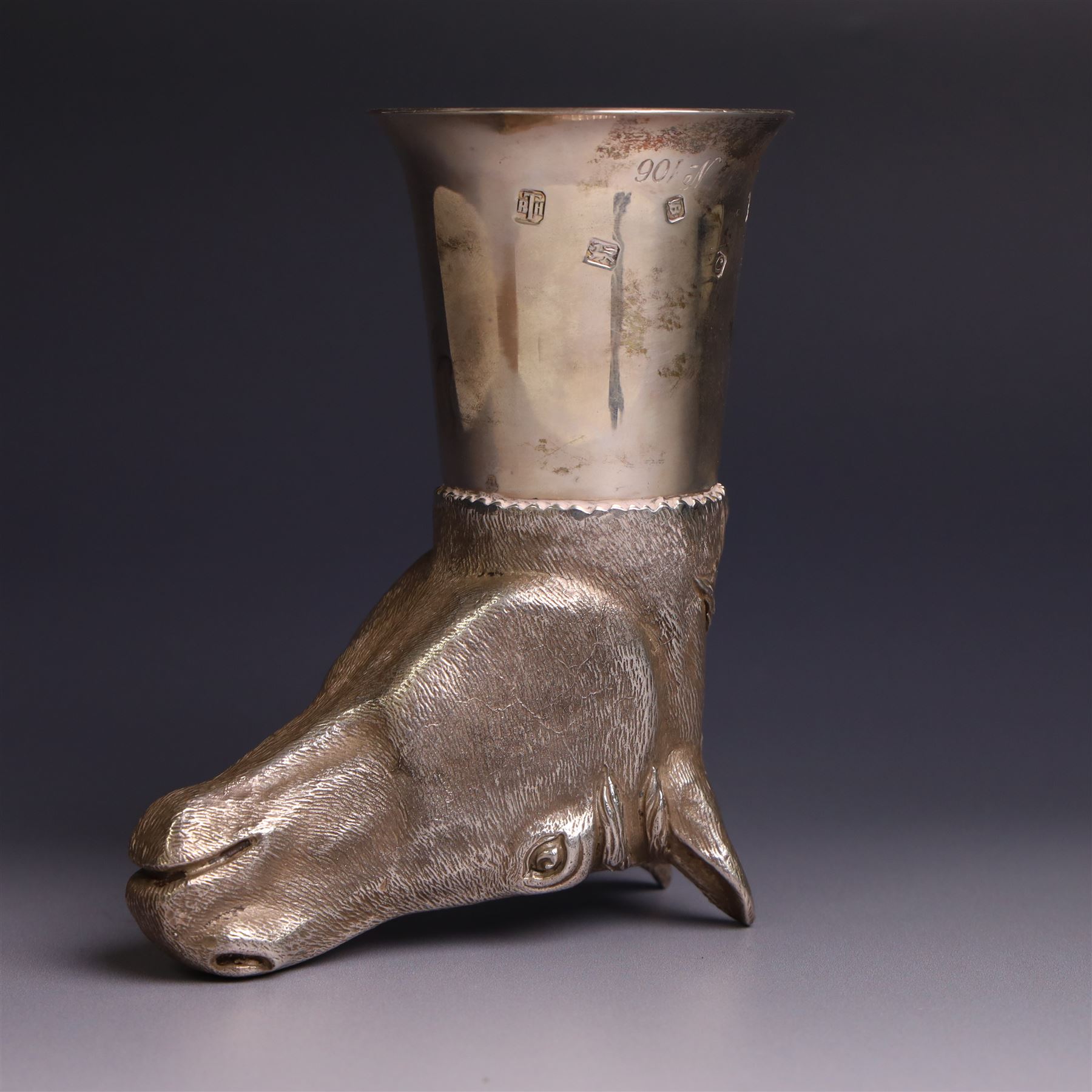 Late 20th century commemorative silver stirrup cup, surmounted by a naturalistically modelled horses head, with 'The Queens Silver Jubilee 1977' engraved to body, hallmarked London 1977, maker's mark RTH, H13cm