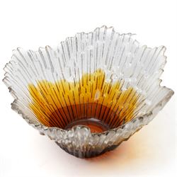 Art glass 'Northern Lights' bowl by Tauno Sarpaneva for Humppila, H13cm and a pair of 1970's Polish pink 'Harfa' or ‘Harp’ vases, designed by Eryka Trzewik-Drost for Zabkowice Glassworks, H9cm