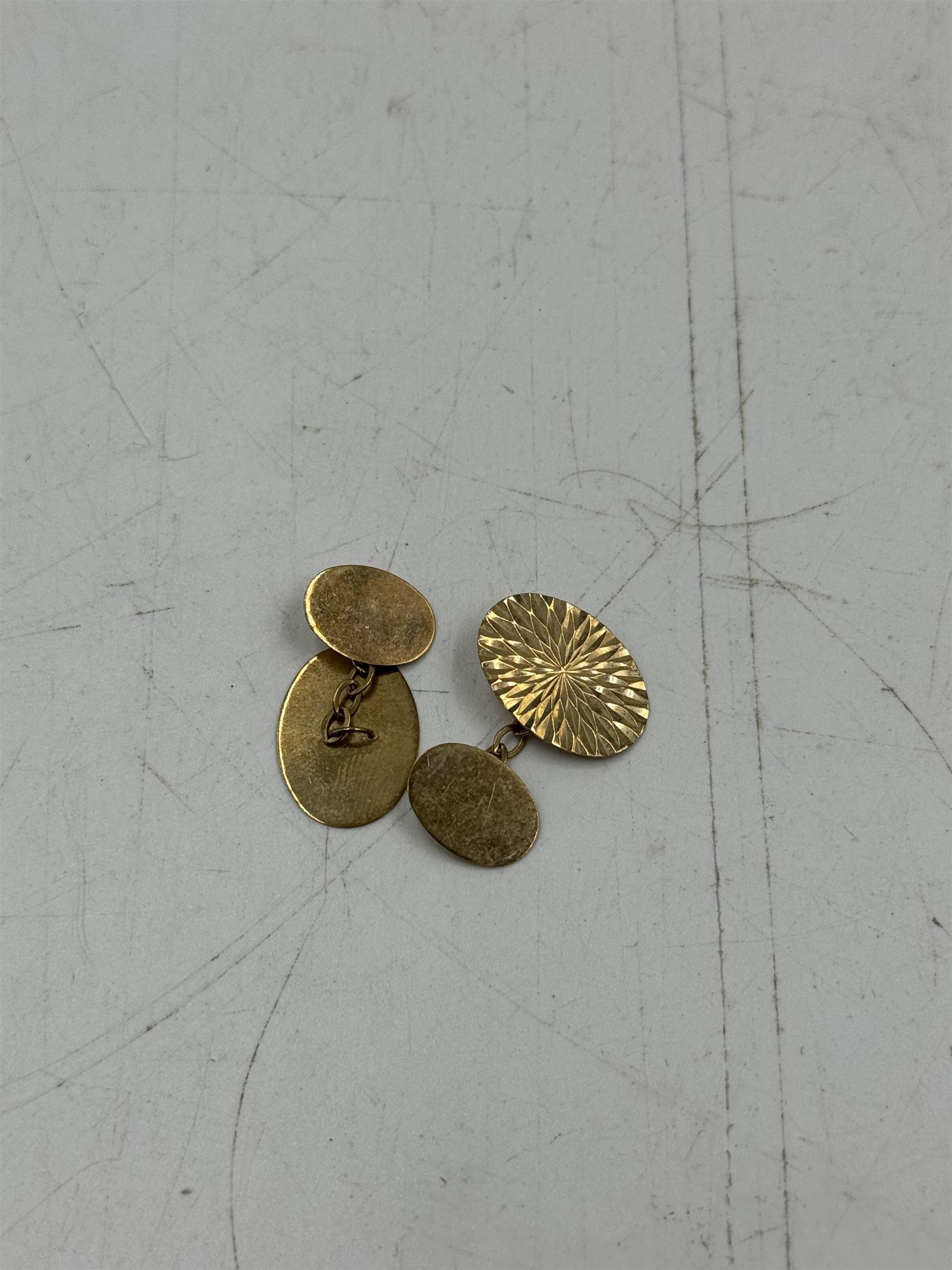 14ct gold bracelet links and a 14ct gold chain, together with 9ct gold jewellery, to include pair of cufflinks, bracelet, seahorse charm, chains and a cubic zirconia pendant 