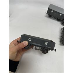 Thirteen kit built O gauge rolling stock models, including examples by Oakville Kits and Parkside Dundas, some boxed