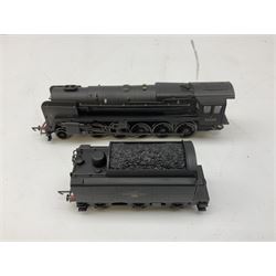 Hornby '00' gauge - Battle of Britain Class 4-6-2 locomotive '92 Squadron' No.34081; and Class 9F 2-10-0 locomotive No.92239 with weathered finish; both boxed (2)
