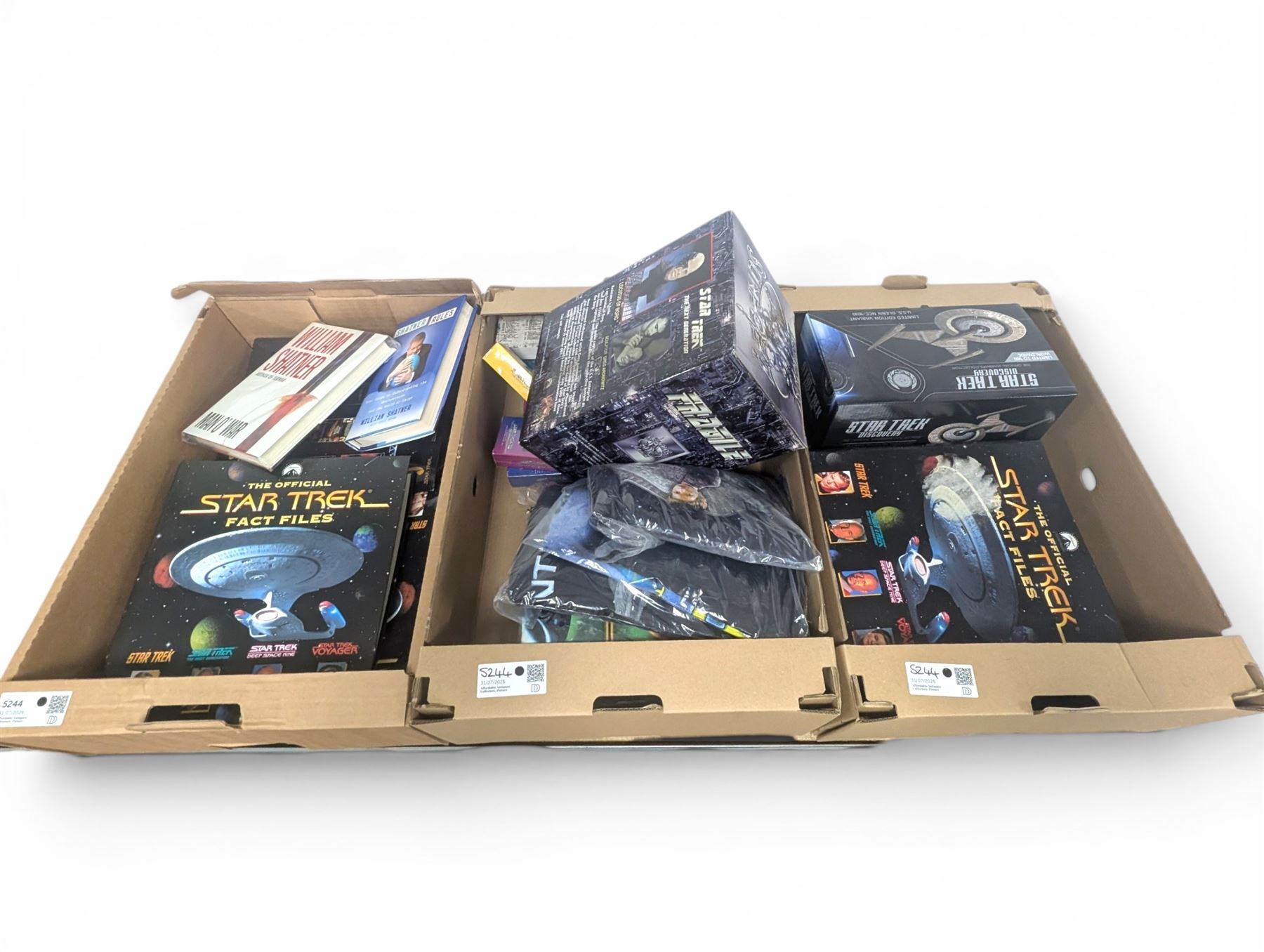 Star Trek collectables, including limited edition Eagle Moss Star Trek Discovery USS Glenn NCC-1030 model, Legends in 3 Dimensions Locutus of Borg bust, Star Trek Fact Files, limited edition placemats, Skybox Collectors Card packs and a quantity of Star Trek t-shirts