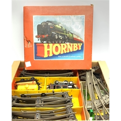 Hornby '0' gauge - clockwork Tank Goods Set No.40 with 0-4-0 tank locomotive No.82011, boxed; with extra track and boxed No.1 Level Crossing