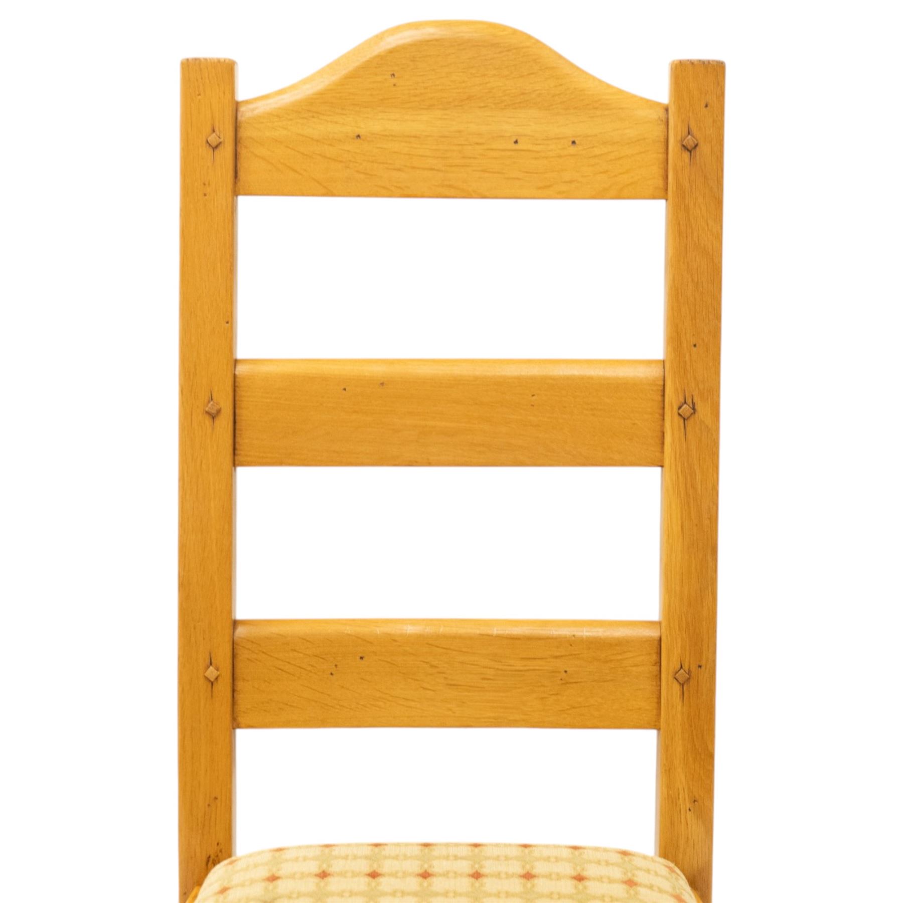 Late 20th century set of four light oak dining chairs, with green and red upholstery, on square supports united by H-stretcher 