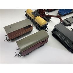 Various makers ‘00’ gauge - large quantity of rolling stock to include boxed Mainline, Graham Farish and Wrenn examples; loose examples to include Hornby, Tri-Ang, Joeuf etc 